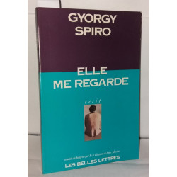 Elle me regarde